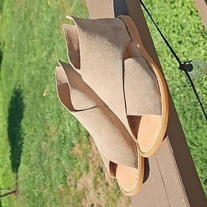 Born IWA sandals taupe suede size 8